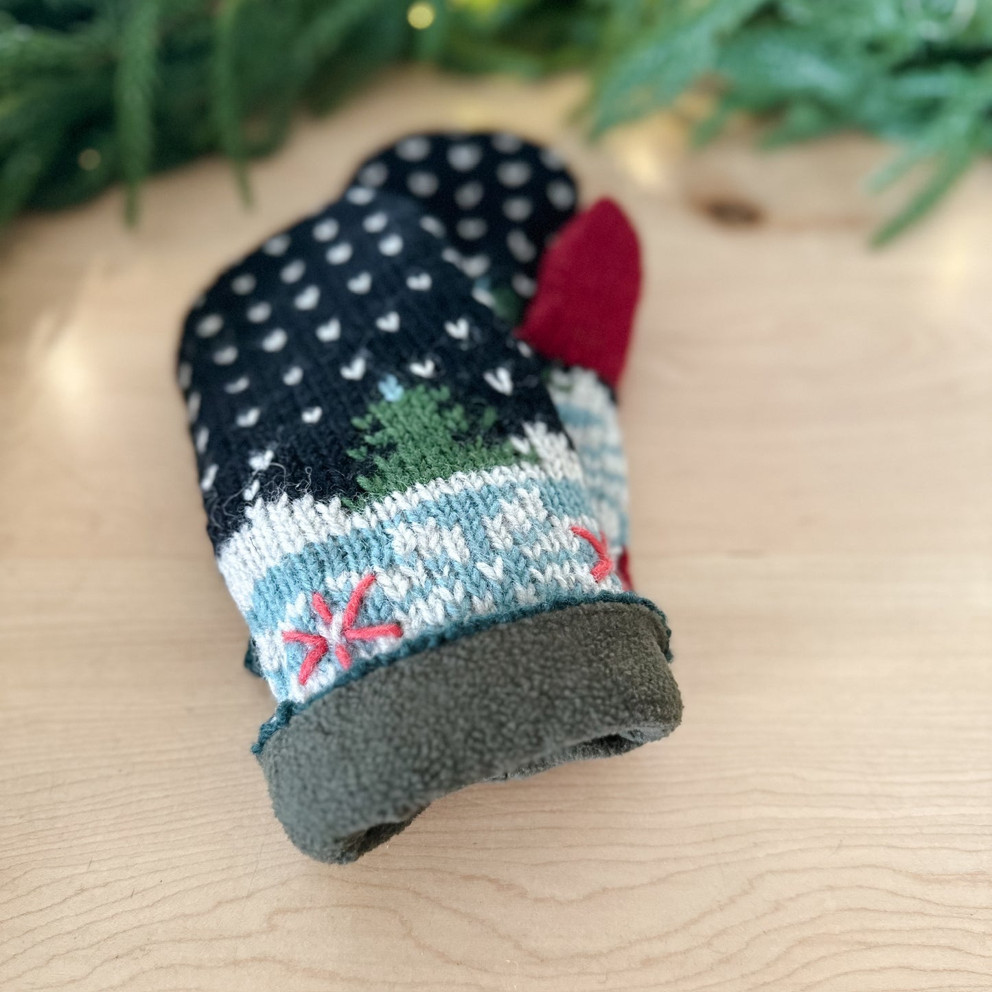 Snowflake Pattern Mittens | Black