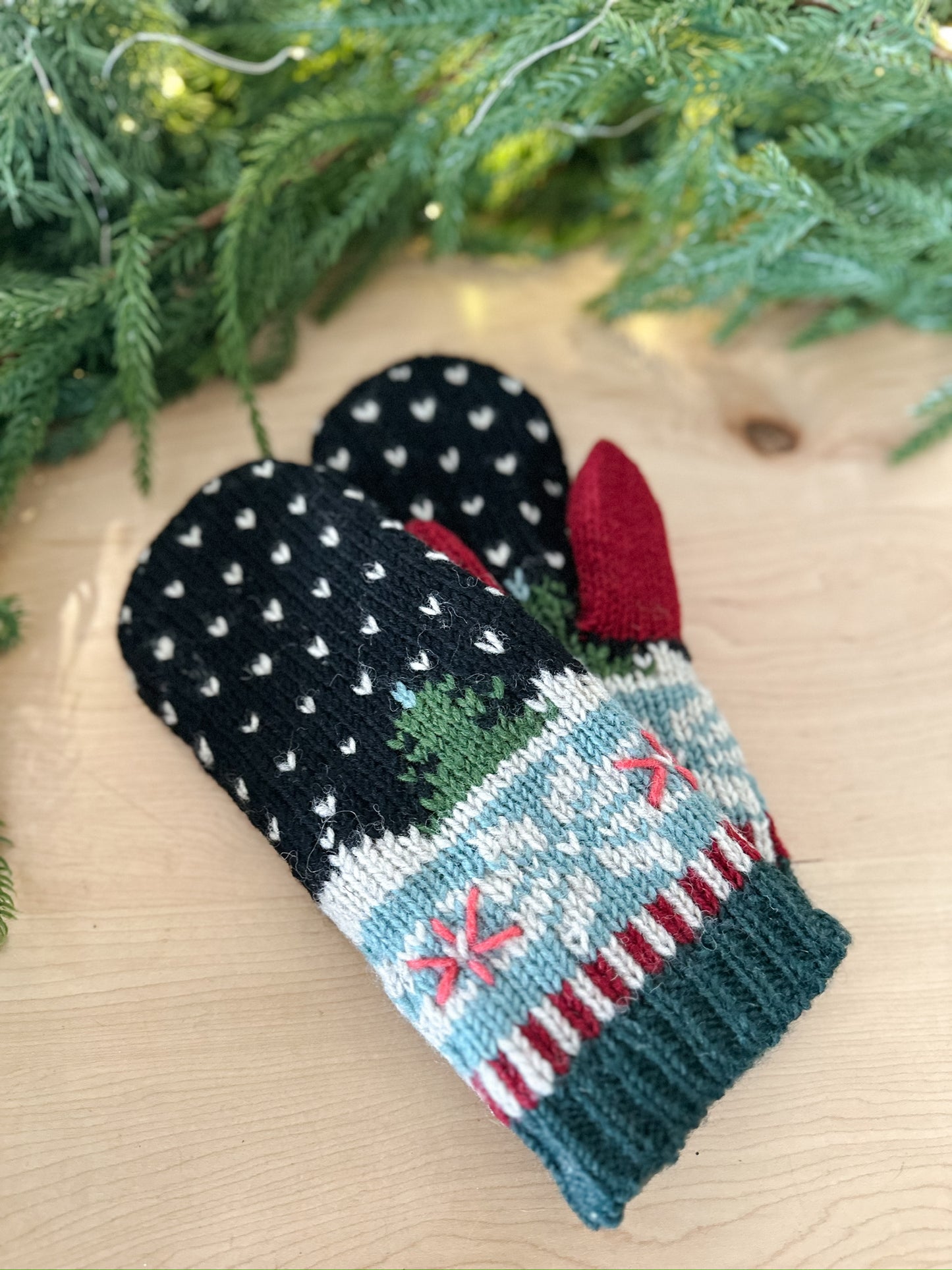 Snowflake Pattern Mittens | Black