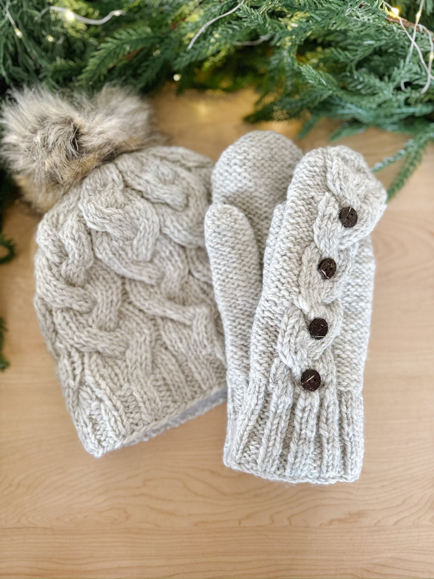 Oatmeal Cable Mittens